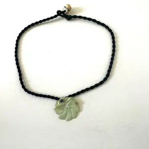 Green flower shell choker necklace thumbnail 3