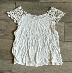 La hearts crochet sleeve top thumbnail 1