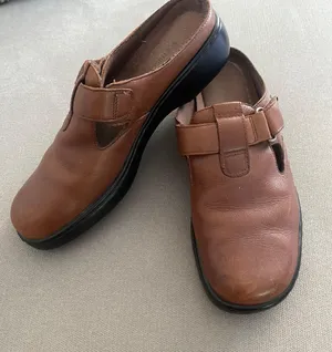 Worthington 8M Women’s Brown Leather Shoes Buckle Low Heels Slip On EUC thumbnail 1