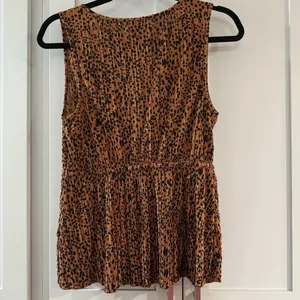 Anthropologie Leopard Print Deep V-neck Drawstring‎ Waist Blouse thumbnail 2