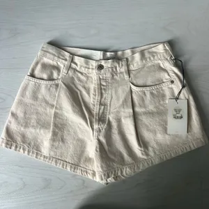 NWT Citizens of Hummanity Franca Pleated Short in Marzipan Cream Size 28 thumbnail 5