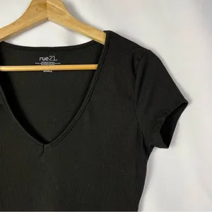 Rue 21 Black Ribbed V-Neck Short Sleeve Fitted Tee S‎ thumbnail 3