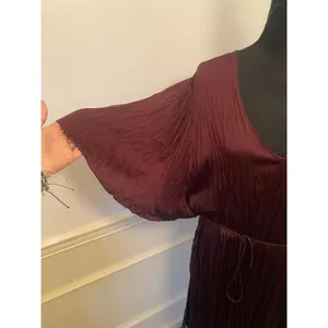 Vince Crushed Satin Flutter Sleeve Dress in Burgundy Crinkle Plisse V Neck Shift thumbnail 2
