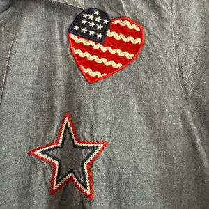 VINTAGE Blue Chambray Patriotic Flag Star Heart Embroidered Short Sleeve Shirt M thumbnail 4
