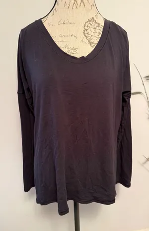Lululemon Black Long Sleeve V Neck Athletic‎ Top Women's Size 10 thumbnail 1