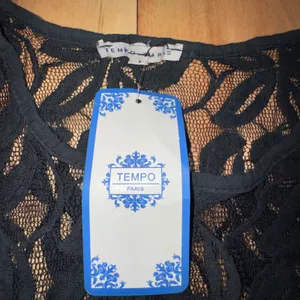 Tempo Paris Black Floral Lace Sharkbite Hem Long‎ Sleeve Top NWT Size L thumbnail 2