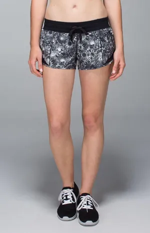 Lululemon Hotty Hot Short Flowabunga Black Angel Wing / Black. Size 8 thumbnail 1