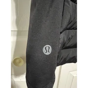 Lululemon Womens Black Puffer Vest Size M With Full-Zip & Reflective Details thumbnail 3