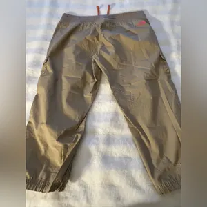 The North Face Cargo Pants Womens SZ Large Biege Cropped Lightwieght Hiking thumbnail 2