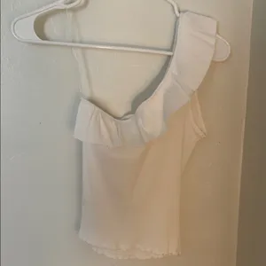 Francesca's Collections Cream Asymmetrical Ruffled Camisole White Size M thumbnail 3