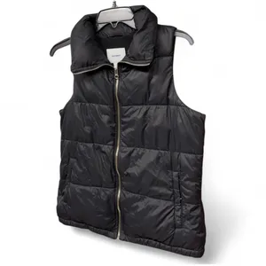 Old Navy Women's Black Puffer Vest thumbnail 3