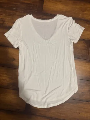 NWOT Abercrombie & Fitch White V‑Neck Short Sleeve Tee thumbnail 2