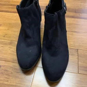 LifeStride Kam Black Faux Suede Buckle Ankle Boots Womens 10M Soft‎ System thumbnail 4