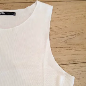 Zara White Ribbed Cropped Tank Top thumbnail 4