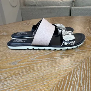 Sorel Ella II Slide Sandals Mauve Vapor‎ Snake Flat Two Strap Size 9 thumbnail 4