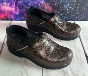 Dansko Professional Tooled‎ Leather Clogs Sz 38 EU (7.5/8 US) Brown Nurse Shoes thumbnail 1