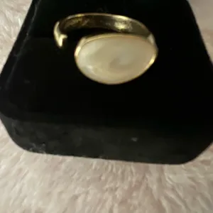 Gorgeous Ladies Golden Faux Gemstone Adjustable Statement Ring Size 7-9 thumbnail 2