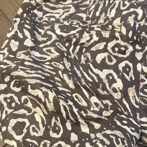 LOFT Animal Print Shorts Size 8 C9-009 thumbnail 6