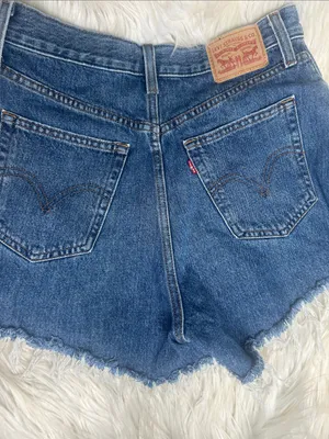 Levi's Shorts Women's Size 28 High Waisted Mom Shorts Frayed Hem Medium Wash thumbnail 6