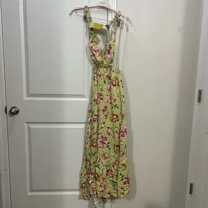 Lulu’s Sweet Statement Chartreuse Floral Print Cutout Maxi Dress Size Medium $89 thumbnail 2