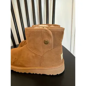 Ugg Jona Women’s snap closure short ankle boot size 6 thumbnail 8