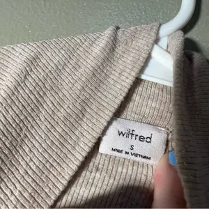 Wilfred Aritzia Women's Size Small Mock Neck‎ Crop Top Beige Ribbed Long Sleeve thumbnail 7