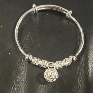 Elegant adjustable Silver Charm Bracelet NWOT thumbnail 4