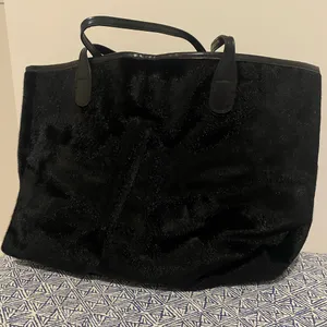 Black HHansbag Tote Aize about 16” x 16”.. thumbnail 2
