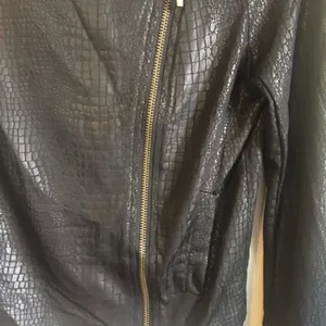 On twelth medium black jacket‎ Black thumbnail 4