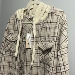 NEW IN Oversized Flannel Button Down Plaid Jacket Raw Hem NWT Tan Size M thumbnail 6