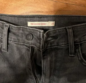 Levi's 721 High-Rise Skinny Jeans Grey thumbnail 3