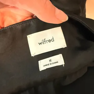 Wilfred Aritzia‎ Black Satin Peplum Camisole Cropped Top Womens Size M thumbnail 6