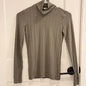 Aritzia/Wilfred Free Only Turtleneck - Green in Size XS thumbnail 2