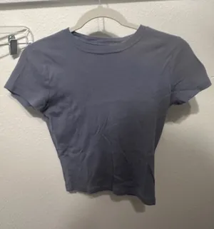 small hollister tee thumbnail 1