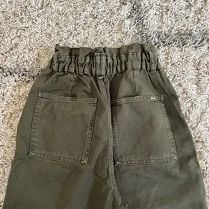 EUC ZARA Paperbag Barrel Jeans Olive Green thumbnail 7