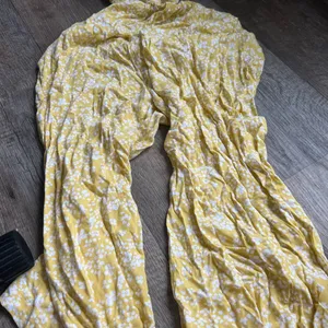 Aerie Yellow White Floral Print Smocked Cutout‎ Wide Leg Cropped Jumpsuit S thumbnail 9