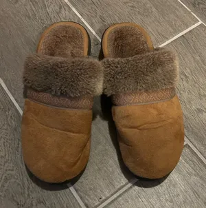 Isotoner Brown Slippers with Soft faux fur Lining - size 8.5 -9 thumbnail 1