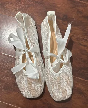 White lace ballet flats Size 6 thumbnail 1