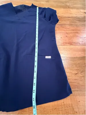 FIGS Catarina Scrub Top Women S Navy Blue V-Neck 2-Pocket Surgical Nurse Medical thumbnail 11