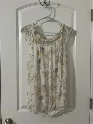 White Floral Scoop-Neck Blouse with Cap Sleeves thumbnail 2