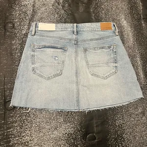 Womens sz8 NWT American Eagle High-Waisted Denim Mini Skirt Light Wash Raw Hem thumbnail 2