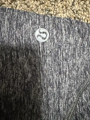 Lululemon Long Sleeve Women’s 6 thumbnail 2