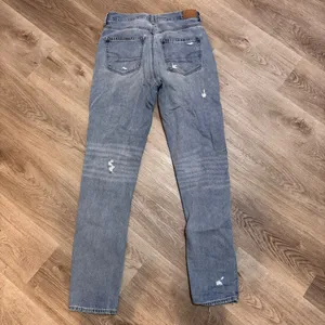 American Eagle Mom Jeans 4 EXTRA LONG Distressed Denim Light Wash High Riss thumbnail 4
