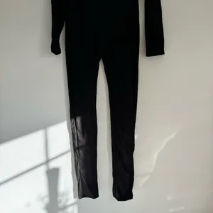 NWT Black stretchy jumpsuit in size large with thumb holes thumbnail 4