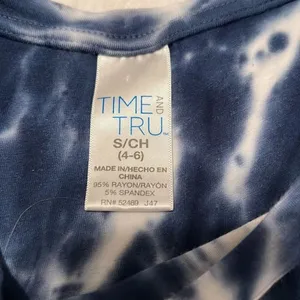 Time & Tru size small blue tie dye tied at front hem short sleeve T-shirt EUC thumbnail 6