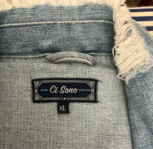 Ci Sono Denim Collection Women's Distressed Studded Light Wash Denim Jacket XL thumbnail 3