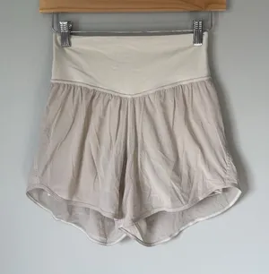 Lululemon Nulu Mesh High Rise Athletic shorts Beige Tan Lightweight Size 4 thumbnail 1