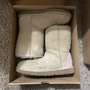 UGG Classic Short Boots thumbnail 1