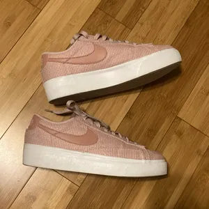 Nike Blazer Low Platform ESS Pink Oxford Summit/Rose Whisper Women’s Size 10 thumbnail 4