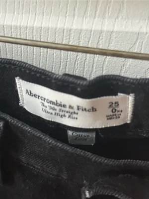 Abercrombie & Fitch Curve Love The 90s Straight Ultra High Rise Jeans in Black thumbnail 4